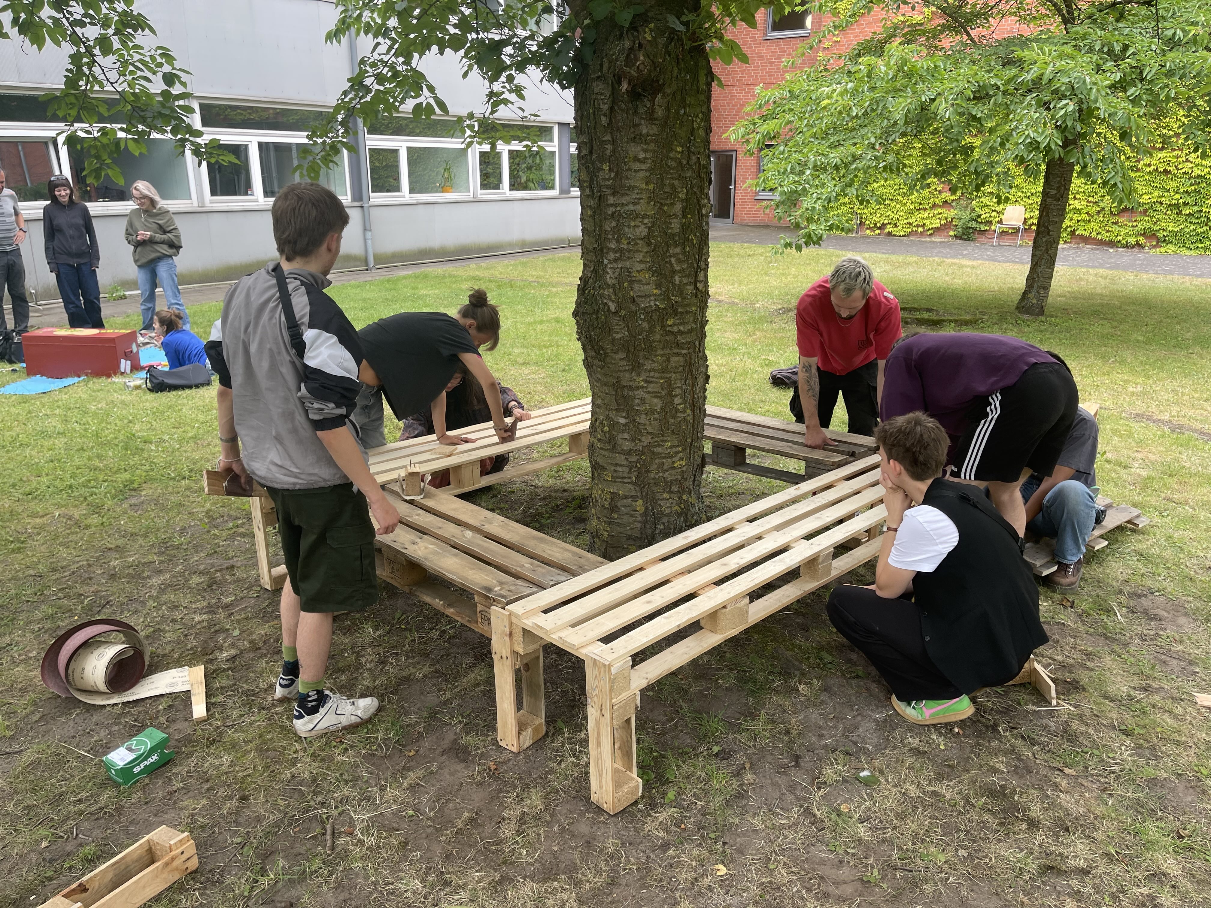 Bau einer neuen Bank für den SFG-Garten
