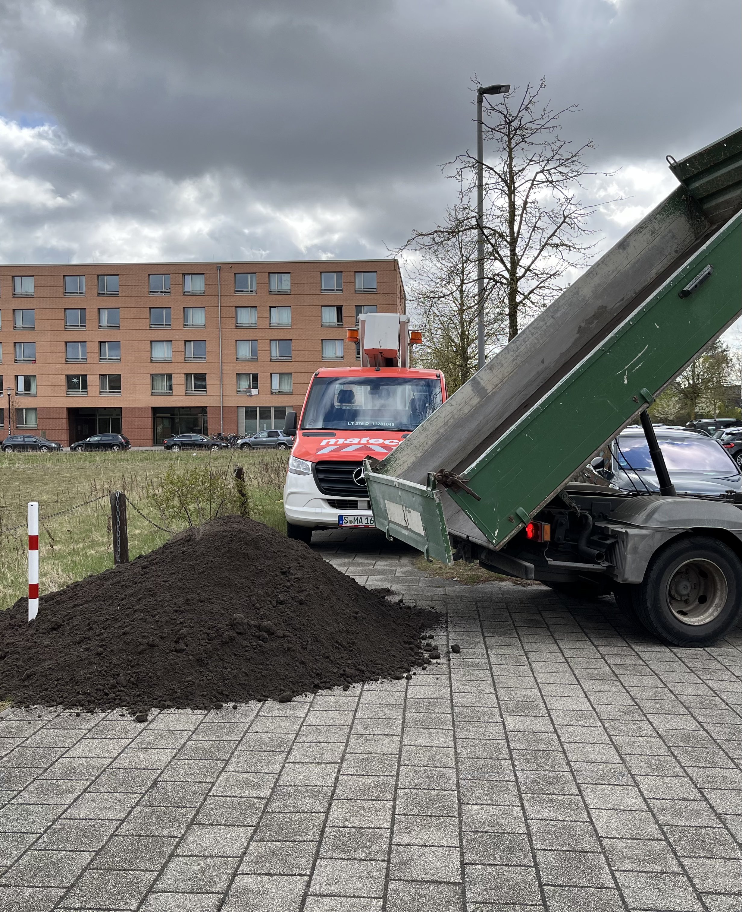 Anlieferung der Erde